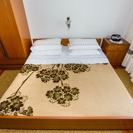 Apartmani Jelica Кърк Екстериор снимка
